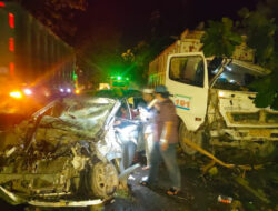 Satu Pemudik Tewas Akibat Adu Moncong Toyota Calya Vs Dump Truck di Panceng Gresik