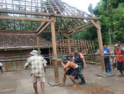 Babinsa Bantu Warga Memindahkan Rumah Secara Bergotong Royong