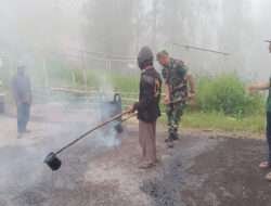 Koramil Sukapura Karya Bakti Lakukan Pengaspalan Jalan