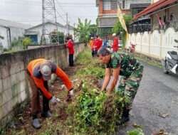 Babinsa Kelurahan Karangasem Pelopori Warga Bersihkan Lingkungan