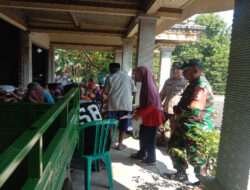 Babinsa Posramil 0805/19 Kasreman Laksanakan Pendampingan Pembagian Bantuan Pangan di desa binaan