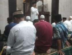 Babinsa Mojosongo Laksanakan Sholat Taraweh Bersama Warga Binaan