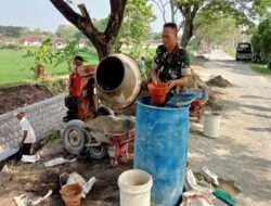 Dengan Sepenuh Hati, Babinsa Bantu Pembuatan Talud Irigasi