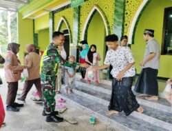 Bersama Anggota Saka Wira Kartika, Babinsa Koramil 0801/11 Donorojo Bagikan Takjil Gratis.