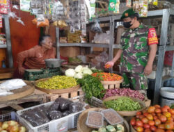 Babinsa Koramil 0805/10Sine Cek Harga di Pasar Jelang Hari Raya Idul Fitri