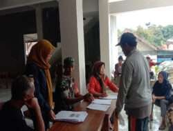 Pemerintah Desa Nguneng Salurkan CPP Beras, Babinsa Hadir Berikan Pendampingan