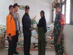 Babinsa Koramil Mantingan Dampingi Pembagian Sembako