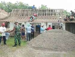 Kerja Bakti, Babinsa Kodim 0802/Ponorogo Ikut Bongkar Rumah Warga di Desa Binaan