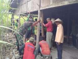 Babinsa Pitu bersama Warga Gotong Royong Karya Bakti Memperbaiki Rumah