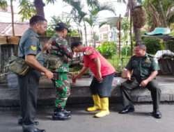 Manfaatkan Libur Lebaran, Batuud Koramil 02/Banjarsari Komsos dengan Tokoh Masyarakat di Kampung Pancasila