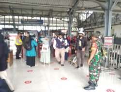 Usai Lebaran, Babinsa Purwosari Pantau Arus Mudik dan Arus Balik Tahun 2023 di Stasiun