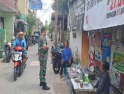 Babinsa Kemlayan Komsos dengan Warga Binaan Untuk Jalin Keakraban