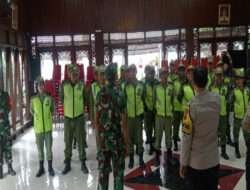 Tingkatkan Disiplin Linmas, Babinsa Bersama Tiga Pilar Kelurahan Nusukan Latihkan PBB