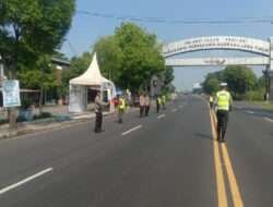 Perlancar Lalu Lintas, Anggota Koramil Mantingan Bersama Instansi Terkait Turun Langsung Pantau Arus Balik Lebaran