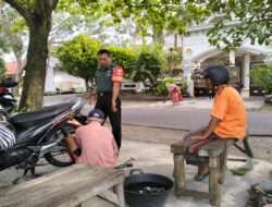 Komsos Babinsa Pucangsawit Menyasar Tukang Tambal Ban Dan Servis Sepeda, Ini Alasanya