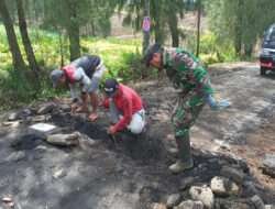 Koramil Sumber Bersama Masyarakat Kerja Bakti Pasang Paving