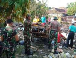 Anggota Koramil 01/Ngawi Melaksanakan Karya Bakti Bantu Bersihkan puing-puing Sisa Kebakaran Rumah Warga