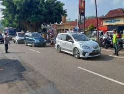 Demi Lancarnya Arus Lalu Lintas, Babinsa Koramil 0801/10 Punung Lakukan Pengamanan Jalan Raya