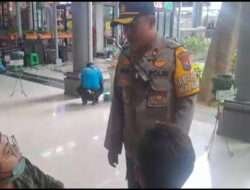 Pesan Kapolsek Tambaksari kepada Pemudik di Stasiun Gubeng Baru