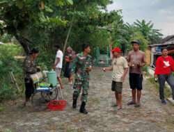 Babinsa Joyotakan Pesta Kebun Bersama Warga di Bantaran Sungai Kecing