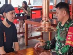 Babinsa Kelurahan Tipes datangi rumah makan Korea Oharang