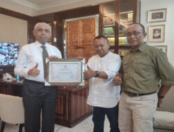 Ketua Dewan Pembina SMSI Jatim Terima PWI Jatim Award 2023