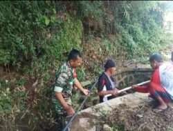 Bersama Warga Binaan, Anggota Koramil Kendal Kerja Bakti Perbaiki Saluran Air