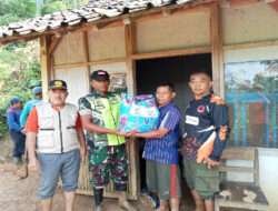 Wujud Peduli, Babinsa Koramil 0801/05 Nawangan Bersama Warga Bersihkan Material Longsor