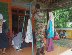 Babinsa Desa Manisharjo Bantu Pelaksanaan Kegiatan Posyandu