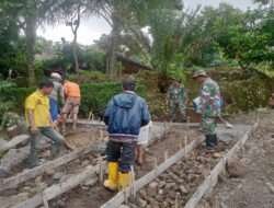 TNI Manunggal Dengan Rakyat, Babinsa Slogohimo Gotong-Royong Karya Bakti Rabat Jalan