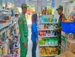 Pasca Lebaran,Babinsa Karangasem Pantau Harga Sembako dI Indomaret