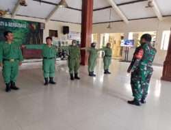 Babinsa Kelurahan Sondakan Gembleng Linmas Dengan Pelatihan PBB