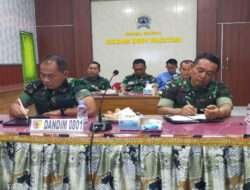 Dandim 0801/Pacitan Beserta Perwira Staf Mengikuti Pengarahan Panglima TNI Melalui Vidcom