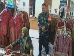 Babinsa Kemlayan Pantau Keramaian di batik Danar Hadi