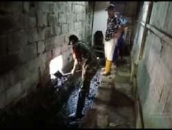 Bersama Masyarakat, Koramil Leces Bersihkan Selokan Pasar Baru