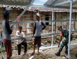 Wujudkan Kepedulian, Babinsa Bantu Pembuatan Kandang Kambing Milik Warga