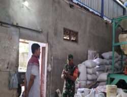 Dukung Ketahanan Pangan Babinsa Cek Stok Beras Penggilingan Padi di Wilayah Binaan