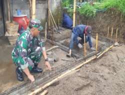 Terus Bina Kekeluargaan Dengan Warga, Babinsa Cepogo Bantu Pasang Besi Cor