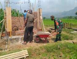 Kerja Bakti, Babinsa Kodim 0802/Ponorogo Bantu Warga Buat Penampungan Air Irigasi