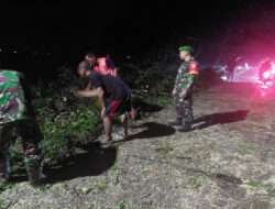 Bersama Relawan dan Aparat Terkait Anggota Koramil Paron Evakuasi Pohon Tumbang Akibat Hujan Lebat di Sertai Angin