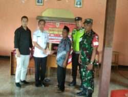 Bersama Bhabinkamtibmas, Babinsa Kerjo Kidul Berikan Pendampingan Penyaluran BLT-DD