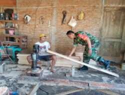 Babinsa Potronayan Beri Motivasi Perajin Furniture