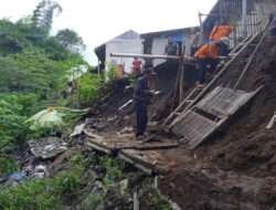 Tanggul Penahan Air Ambrol, Koramil Bantaran Berharap Masyarakat Waspada