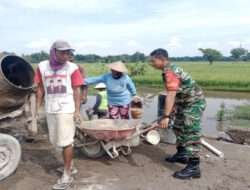 Langkah Antisipasi Banjir, Babinsa Bantu Bangun Talud