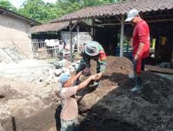 Manunggal dengan Warganya, Babinsa Glintang Bantu Buat Pondasi