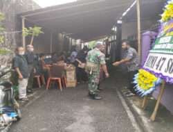 Wujud Empati dengan Warga Yang Sedang Betduka, Babinsa Kelurahan Serengan Takziah