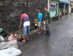 Ciptakan Lingkungan Berseri, Babinsa Jayengan Kerja Bakti Bersama Warga