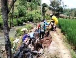 Babinsa Ngrambe Kerja Bakti bersama Warga Membuat Talud Area Persawahan