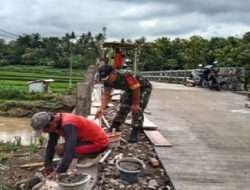 Babinsa Bantu dan Awasi Pembangunan Jembatan Antara Desa Glonggong