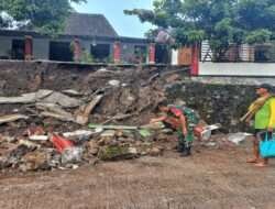 Wujud Kemanunggalan TNI, Babinsa Datangi Warga Yang Mengalami Pagar Roboh